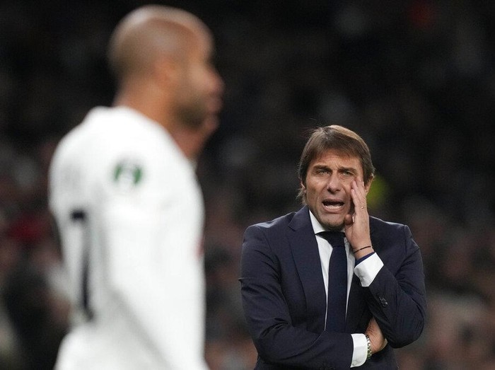 Tottenham's head coach Antonio Conte speaks to Tottenham's Lucas Moura during the Europa Conference League group G soccer match between Tottenham Hotspur and SBV Vitesse at Tottenham Hotspur Stadium in London, Thursday, Nov. 4, 2021 . (AP Photo/Frank Augstein)