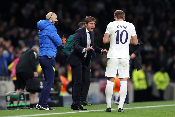 LONDON, ENGLAND - NOVEMBER 04: Antonio Conte, Manager of Tottenham Hotspur speaks with Harry Kane of Tottenham Hotspur during the UEFA Europa Conference League group G match between Tottenham Hotspur and Vitesse at Tottenham Hotspur Stadium on November 04, 2021 in London, England. (Photo by Julian Finney/Getty Images)