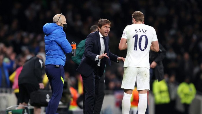 LONDON, ENGLAND - NOVEMBER 04: Antonio Conte, Manager of Tottenham Hotspur speaks with Harry Kane of Tottenham Hotspur during the UEFA Europa Conference League group G match between Tottenham Hotspur and Vitesse at Tottenham Hotspur Stadium on November 04, 2021 in London, England. (Photo by Julian Finney/Getty Images)