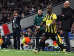 Conte, dengan gaya khasnya, memandu Harry Kane dkk bertanding dari pinggir lapangan Tottenham Hotspur Stadium. (Foto: Alex Pantling/Getty Images)