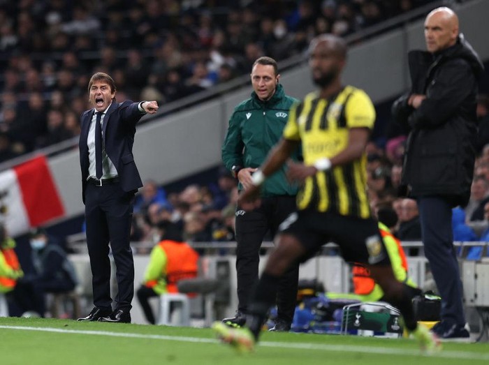 LONDON, ENGLAND - NOVEMBER 04: Antonio Conte, Manager of Tottenham Hotspur gives instructions during the UEFA Europa Conference League group G match between Tottenham Hotspur and Vitesse at Tottenham Hotspur Stadium on November 04, 2021 in London, England. (Photo by Alex Pantling/Getty Images)