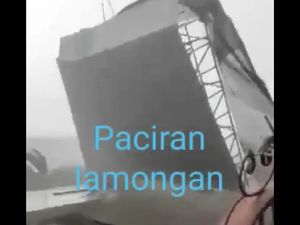 Beredar Video Angin Kencang Balikkan Atap Bangunan di Lamongan