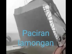 Beredar Video Angin Kencang Balikkan Atap Bangunan di Lamongan
