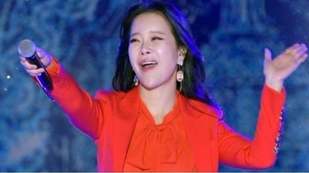 Baek Ji Young ketika tampil di konser di Korea Utara