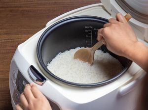 7 Tips Memasak Nasi agar Tidak Kuning, Basi, dan Gosong di Rice Cooker