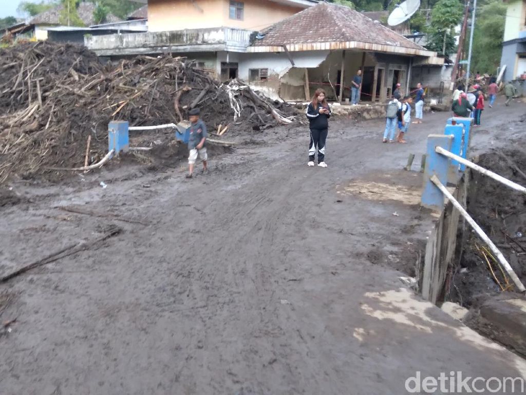 Jalan Desa di Kota Batu Dibersihkan dari Material Banjir Bandang