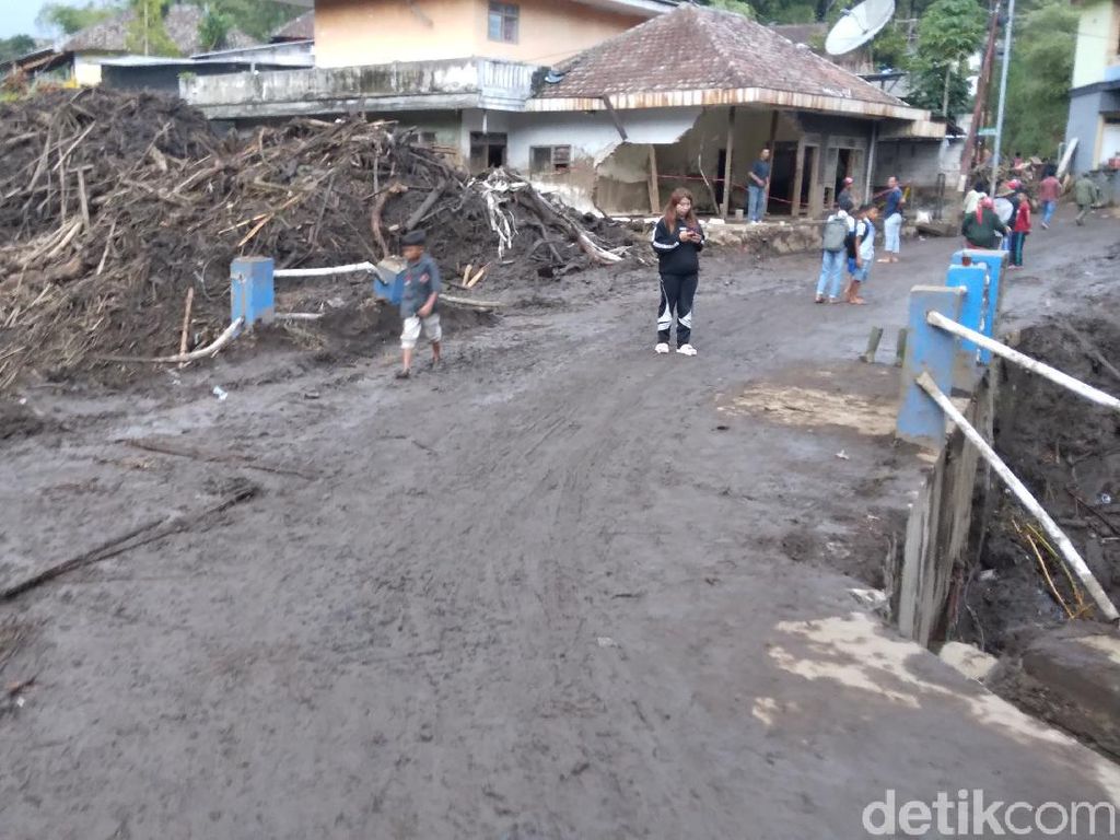 Jalan Desa di Kota Batu Dibersihkan dari Material Banjir Bandang Jalan Desa di Kota Batu Dibersihkan dari Material Banjir Bandang