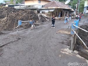 Jalan Desa di Kota Batu Dibersihkan dari Material Banjir Bandang Jalan Desa di Kota Batu Dibersihkan dari Material Banjir Bandang