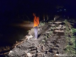 Selain Rendam Permukiman, Banjir di Lamongan Juga Rusak Jalan Desa