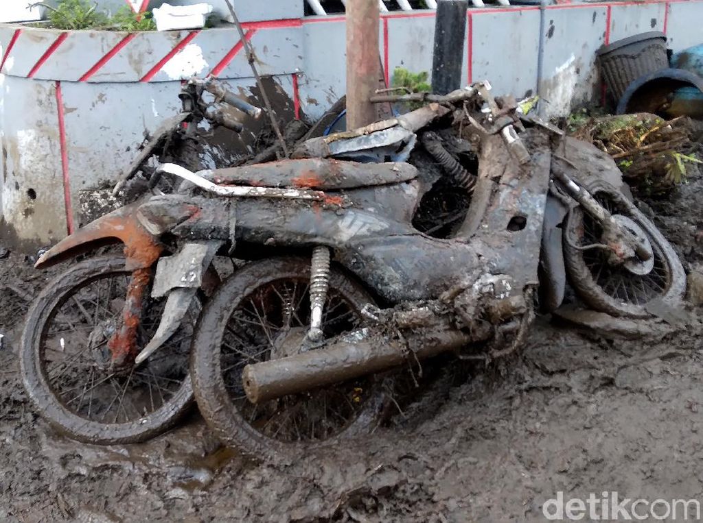Puluhan Motor Hanyut dalam Banjir Bandang Kota Batu