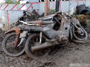 Puluhan Motor Hanyut dalam Banjir Bandang Kota Batu Puluhan Motor Hanyut dalam Banjir Bandang Kota Batu