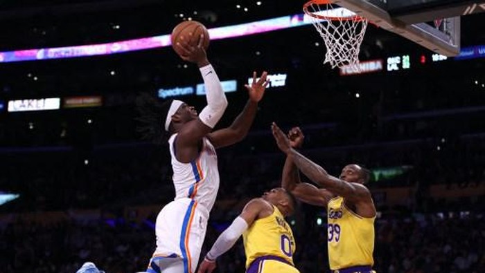 Luguentz Dort (kiri) mencoba melakukan layup ke keranjang Lakers. Foto: Getty Images via AFP/HARRY HOW