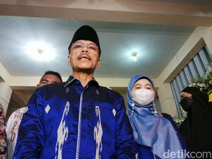 Bupati Lima Puluh Kota Sambangi Rumah Duka Vanessa: Bibi Keluarga Besar Kami Bupati Lima Puluh Kota Sambangi Rumah Duka Vanessa: Bibi Keluarga Besar Kami