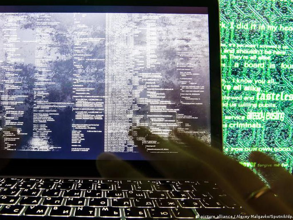Ukraina Dibombardir Serangan Siber