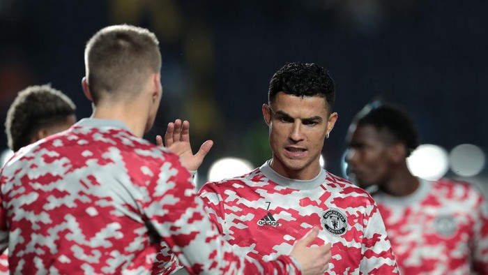 BERGAMO, ITALY - NOVEMBER 02: Cristiano Ronaldo and Scott McTominay of Manchester United interact during the warm up prior to the UEFA Champions League group F match between Atalanta and Manchester United at Stadio di Bergamo on November 02, 2021 in Bergamo, Italy. (Photo by Emilio Andreoli/Getty Images)