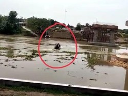 Kesaksian Traumatis Kondektur Perahu Tambang Tenggelam di Bengawan Solo