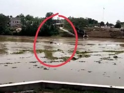 Rekaman Video Amatir Perahu Tenggelam di Bengawan Solo