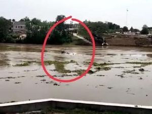 Rekaman Video Amatir Perahu Tenggelam di Bengawan Solo Rekaman Video Amatir Perahu Tenggelam di Bengawan Solo