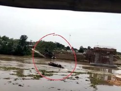 Mendebarkan, Video Amatir Detik-detik Perahu Tambang Tenggelam di Bengawan Solo