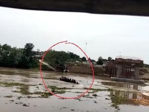 Mendebarkan, Video Amatir Detik-detik Perahu Tambang Tenggelam di Bengawan Solo Mendebarkan, Video Amatir Detik-detik Perahu Tambang Tenggelam di Bengawan Solo