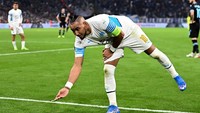Pemain Marseille Dimitri Payet memegang pemantik api yang dilempar oleh suporter timnya, untuk dikeluarkan dari lapangan sehingga tak mengganggu pertandingan.  Foto: Dok. Sky Sport Italia