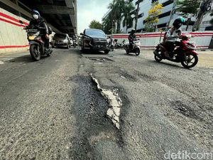 Duh! Jalan Rasuna Said Jakarta Berlubang