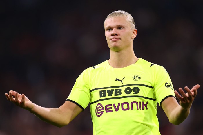 AMSTERDAM, NETHERLANDS - OCTOBER 19: Erling Haaland of Borussia Dortmund reacts to a missed chance on goal during the UEFA Champions League group C match between AFC Ajax and Borussia Dortmund at Amsterdam Arena on October 19, 2021 in Amsterdam, Netherlands. (Photo by Dean Mouhtaropoulos/Getty Images)