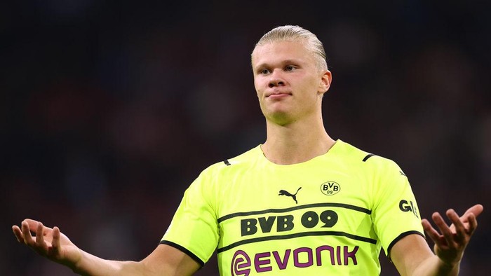 AMSTERDAM, NETHERLANDS - OCTOBER 19: Erling Haaland of Borussia Dortmund reacts to a missed chance on goal during the UEFA Champions League group C match between AFC Ajax and Borussia Dortmund at Amsterdam Arena on October 19, 2021 in Amsterdam, Netherlands. (Photo by Dean Mouhtaropoulos/Getty Images)