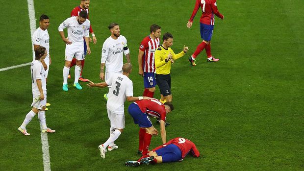 MILAN, ITALY - MAY 28:  Referee Mark Clattenburg gives a penalty to Club Atletico de Madrid after Fernando Torres of Atletico Madrid (on floor) is fouled in the box by Pepe of Real Madrid (no3) during the UEFA Champions League Final match between Real Madrid and Club Atletico de Madrid at Stadio Giuseppe Meazza on May 28, 2016 in Milan, Italy.  (Photo by Dean Mouhtaropoulos/Getty Images)