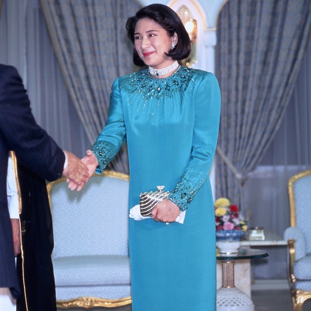 Foto: pinterest.com/mi-mollet Gaun emerald dengan choker/