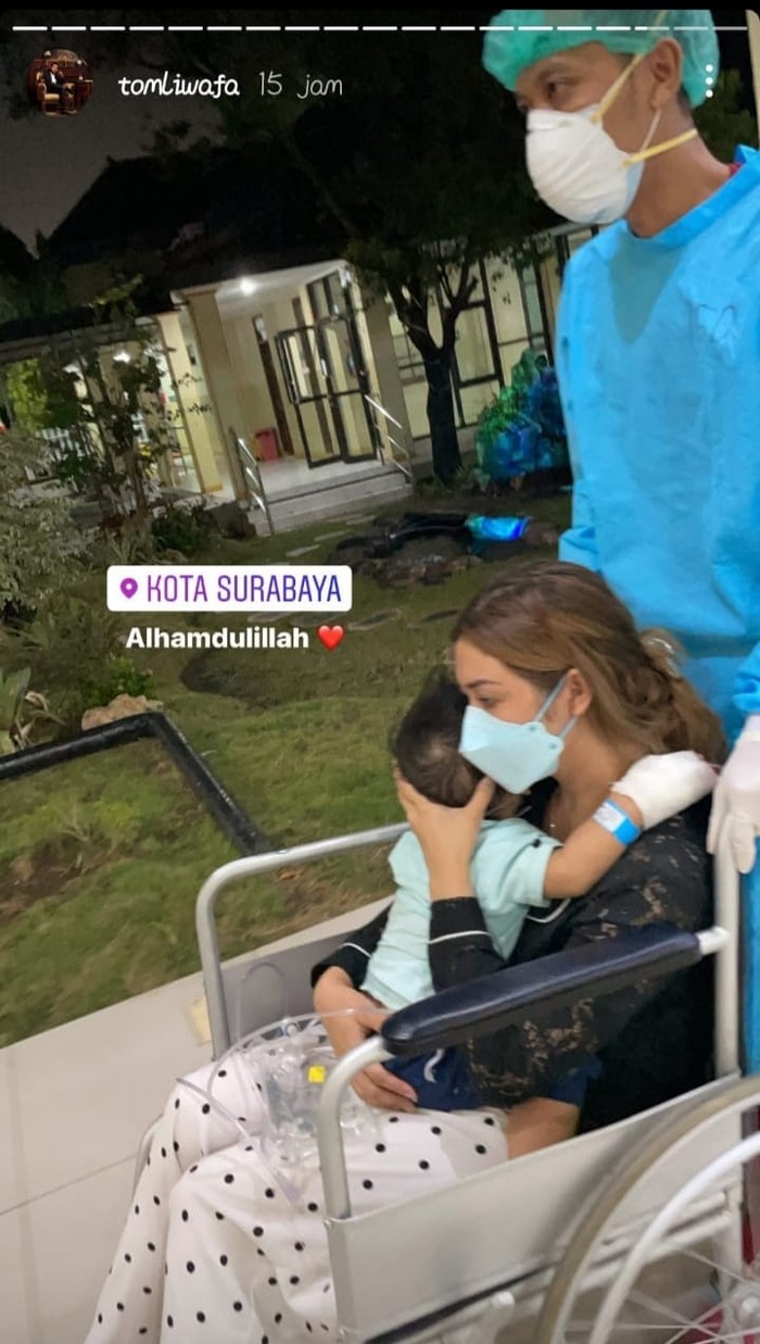 Gala Sky Ardiansyah, anak Vanessa Angel dan Bibi Ardiansyah tiba di RS Bhayangkara Surabaya