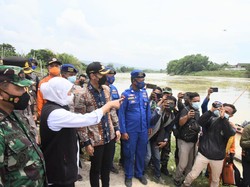 Sampaikan Duka Mendalam, Khofifah Sambangi Keluarga Korban Perahu Tambang Tenggelam
