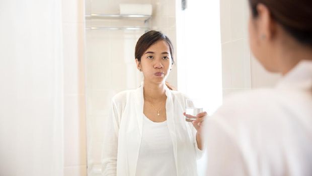 Ilustrasi wanita kumur karena sakit gigi