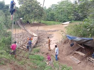 Jembatan Gantung yang Ambruk di Pandeglang Mulai Diperbaiki