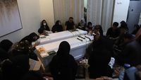 Momen Haru Keluarga Peluk Erat Peti Jenazah Vanessa Angel di Rumah Duka