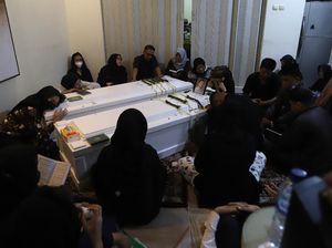 Momen Haru Keluarga Peluk Erat Peti Jenazah Vanessa Angel di Rumah Duka Momen Haru Keluarga Peluk Erat Peti Jenazah Vanessa Angel di Rumah Duka
