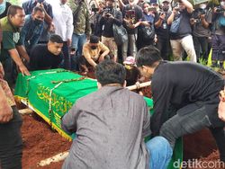 Tangis Keluarga Pecah Iringi Pemakaman Vanessa Angel dan Bibi Ardiansyah