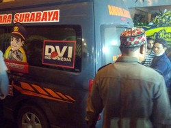 Disambut Isak Tangis, Jenazah Vanessa Angel-Suami Tiba di Rumah Duka Jakbar