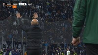 Pelatih Marseille Jorge Sampaoli sampai turun tangan meminta suporter untuk tetap tenang. Foto: Dok. Sky Sport Italia