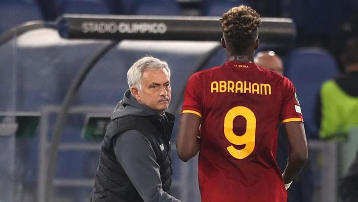 ROME, ITALY - NOVEMBER 04: Tammy Abraham is embraces by Jose Mourinho, Head Coach of AS Roma after he is substituted during the UEFA Europa Conference League group C match between AS Roma and FK Bodo/Glimt at Stadio Olimpico on November 04, 2021 in Rome, Italy. (Photo by Paolo Bruno/Getty Images)