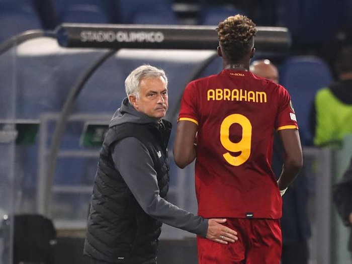ROME, ITALY - NOVEMBER 04: Tammy Abraham is embraces by Jose Mourinho, Head Coach of AS Roma after he is substituted during the UEFA Europa Conference League group C match between AS Roma and FK Bodo/Glimt at Stadio Olimpico on November 04, 2021 in Rome, Italy. (Photo by Paolo Bruno/Getty Images)