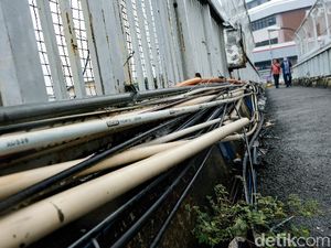 Kabel Semrawut Bahayakan Pejalan Kaki di JPO MT Haryono Jakarta