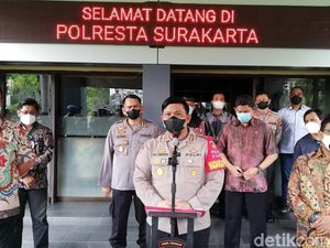 Polisi Tangkap Paksa 2 Tersangka Tewasnya Peserta Diksar Menwa UNS Solo Polisi Tangkap Paksa 2 Tersangka Tewasnya Peserta Diksar Menwa UNS Solo