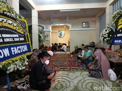 Keluarga Gelar Tahlilan untuk Vanessa Angel dan Suami di Rumah Duka