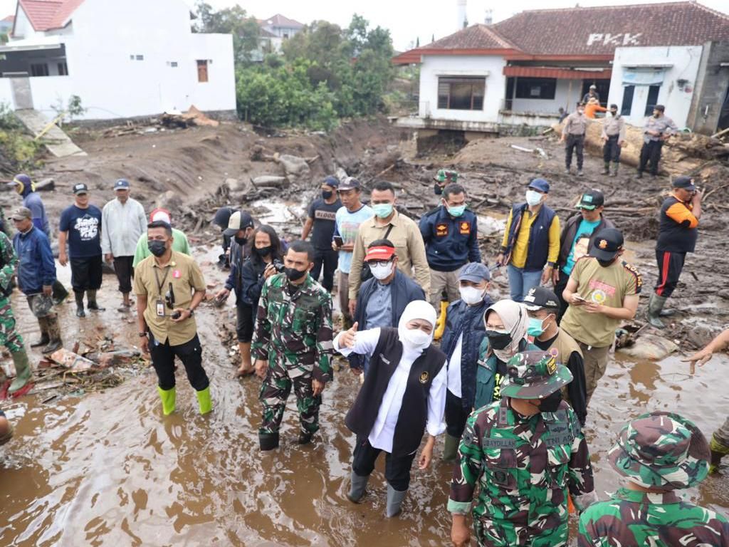 Khofifah Tinjau Banjir Bandang Batu, Keselamatan Korban yang Utama