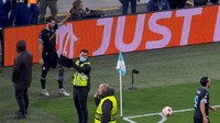 Setelah sempat dihentikan selama sekitar semenit, laga akhirnya kembali dilanjutkan. Luis Alberto akhirnya bisa mengambil tendangan penjuru, namun dalam perlindungan tameng petugas keamanan. Foto: Dok. Sky Sport Italia