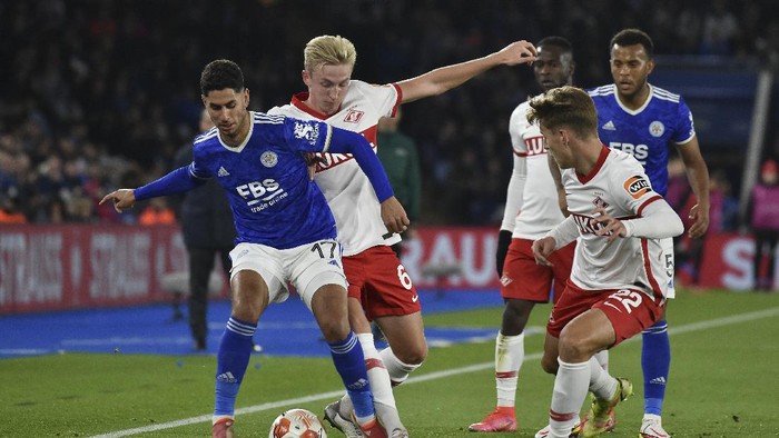 Leicesters Ayoze Perez, left, fights for the ball with Spartaks Ruslan Litvinov during the Europa League Group C soccer match between Leicester City and Spartak Moscow at the King Power Stadium in Leicester, England, Thursday, Nov. 4, 2021. (AP Photo/Rui Vieira)