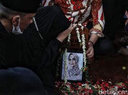 Ibu Sambung Masih Syok, Masuk RS Usai Ziarah ke Makam Vanessa Angel