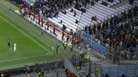 Peristiwa itu terjadi saat ia hendak mengambil sepak pojok. Akibatnya, ia hanya berdiri di pinggir lapangan sambil memegang bola, tak mau mendekat ke corner flag. Foto: Dok. Sky Sport Italia