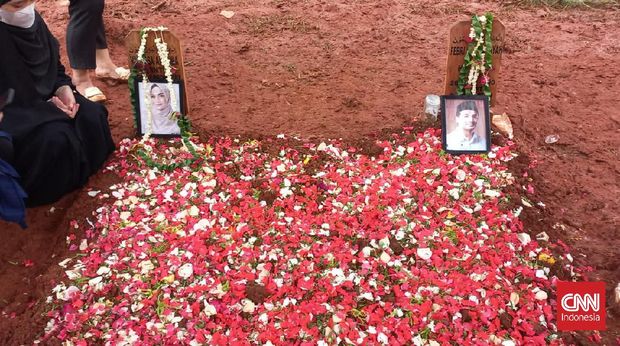 Makam Vanessa Angel dan Febri Andriansyah (Bibi)